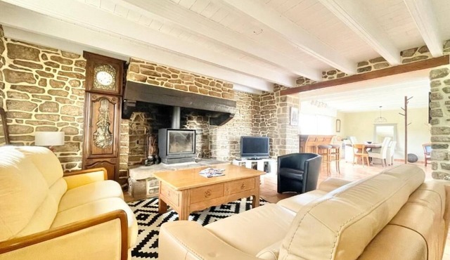 Ty Anquer House – Spacious Family Home with Garden, 2 km from Beaches