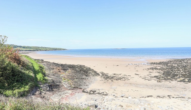 TY ARWEN, pet friendly, with hot tub in Dulas