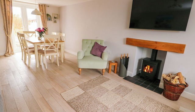 TY BACH, pet friendly, with open fire in Rhosneigr