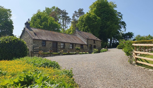 TY BARCUD, pet friendly, character holiday cottage in