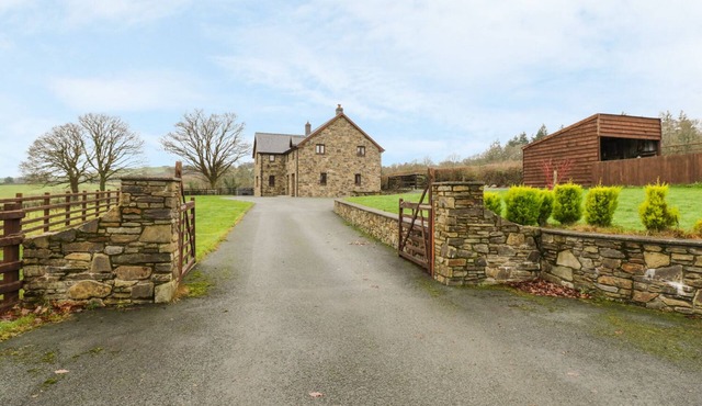 TY BERLLAN, pet friendly, with hot tub in Caersws