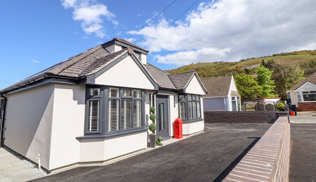 TY BLODAU, pet friendly, with hot tub in Prestatyn