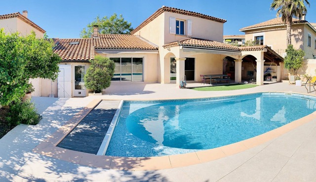 Ty'Bonheurs - Villa sleeps 8 with garden and pool, near the sea
