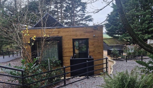 Ty Branwen-Luxury Woodland Lodge with Stunning Views