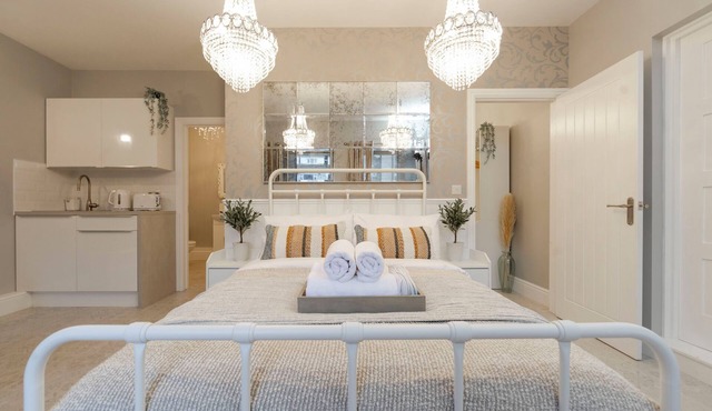 TY BRYN CALON, pet friendly, with pool in Ystrad Mynach