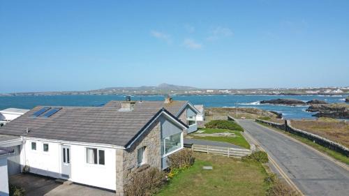 Ty Bychan- Sea Views- Pet Friendly-Secure Garden-4 Bed