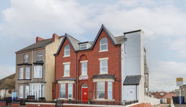 TY CANOL, pet friendly, character holiday cottage in Rhyl