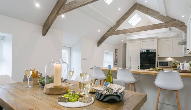 Ty Capel - a dog that sleeps 8 guests in 4 bedrooms