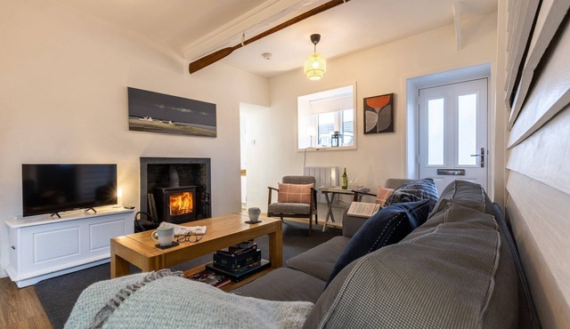 Ty Capel Bach: 3‑Bed Bungalow Sleeping 6 in Hermon | Managed by Anglesey Holiday Lettings