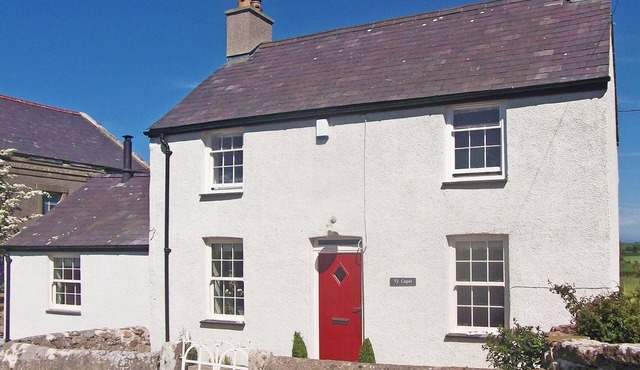 TY CAPEL BRYNTWROG, pet friendly, with open fire in Bryntwrog