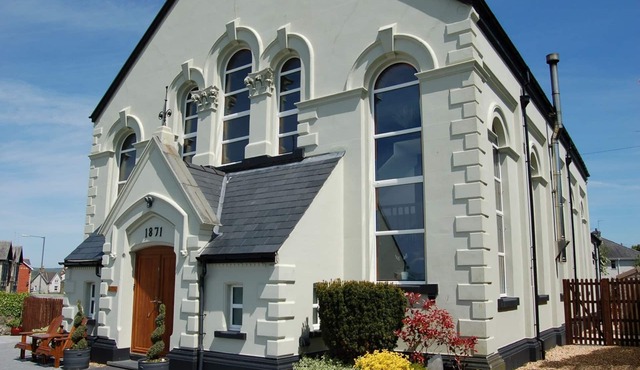 Ty Capel, converted chapel with hot tub in Tywyn