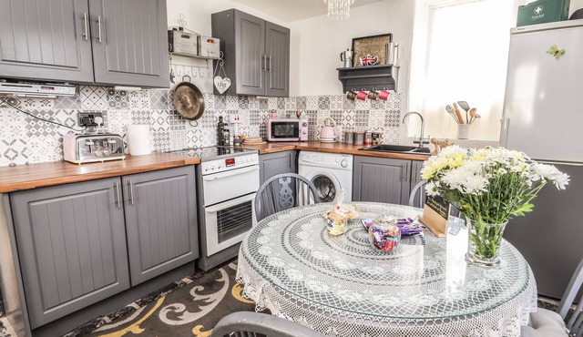 TY CAPEL, family friendly, with open fire in Bontnewydd, Gwynedd