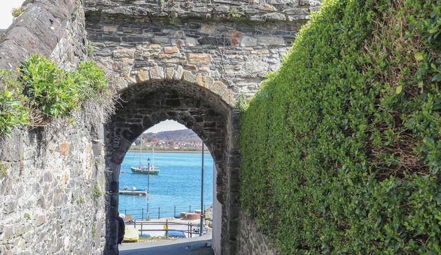 TY CAPEL VESTRY, pet friendly, with a garden in Conwy