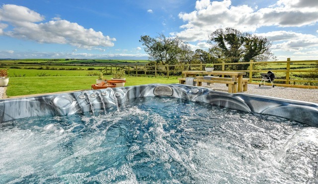 Tŷ Carmel - Carmel House has breathtaking mountain views, hot tub & wood burner!