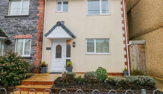 TY CERRIG, pet friendly, country holiday cottage in Cwmgors