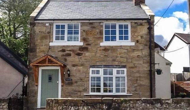 TY CERRIG, pet friendly, character holiday cottage in Nercwys
