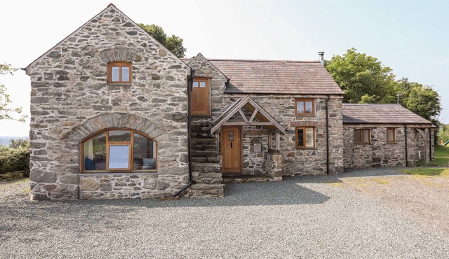 TY CERRIG, pet friendly, with open fire in Llanfairpwllgwyngyll