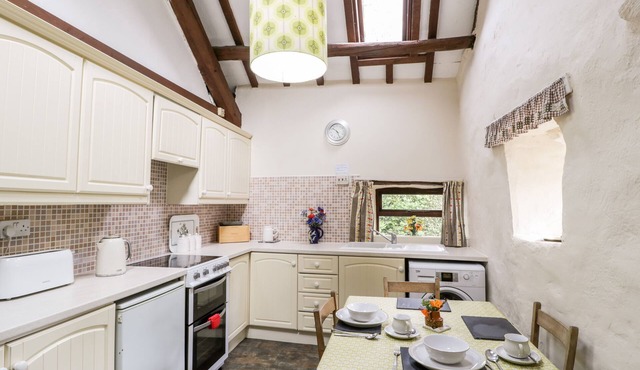 TY CERRIG, pet friendly, character holiday cottage in Llanbedr