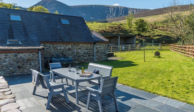 TY COCH, family friendly, character holiday cottage in Caernarfon