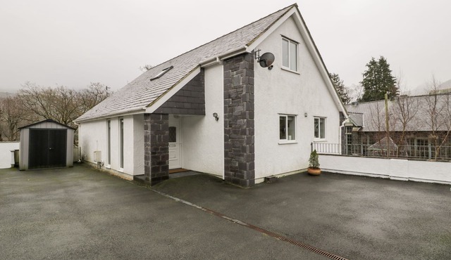 TY COCH, pet friendly, with a garden in Llanberis