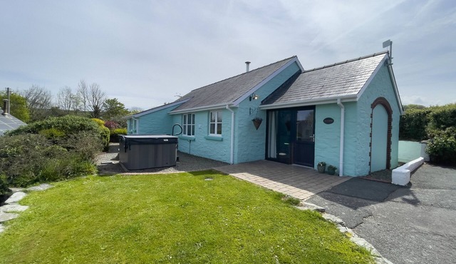 TY COED @ CANLLEFAES, pet friendly, with pool in Cardigan