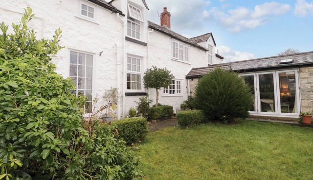 TY CROES, pet friendly, with open fire in Bodelwyddan