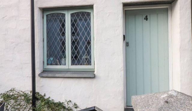 TY CRYDD, pet friendly, character holiday cottage in Kidwelly