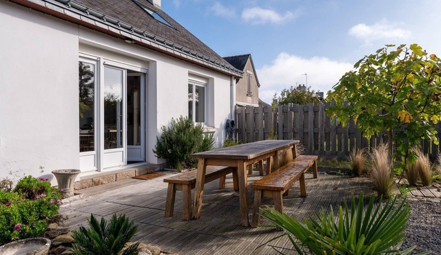Ty Eole Comfortable Holiday Home 10p with Private Terrace, Garden & Wi-Fi