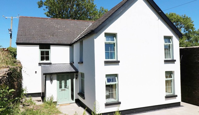 TY FFARM AT GELLILWCH, family friendly, with hot tub in Pontypridd