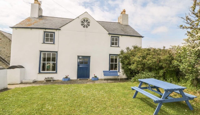 TY FFERM BODLASAN, family friendly, with open fire in Llanfachraeth