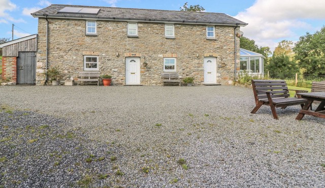 TY FFERM, family friendly, with a garden in Llanllwni