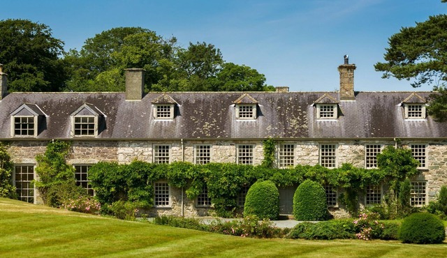 Ty Fry Manor - a manor that sleeps 12 guests in 6 bedrooms