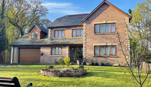 TY-GAN DDERWEN, pet friendly, with a garden in Llangennech