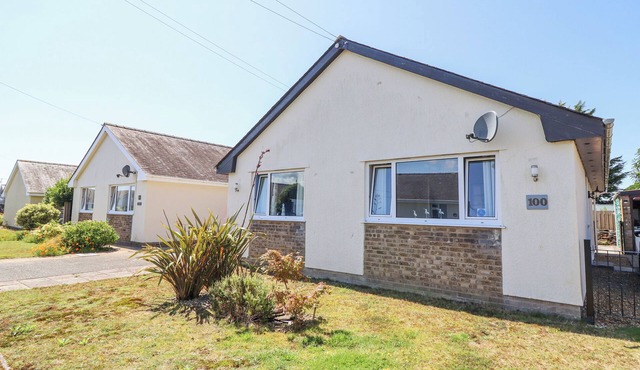 TY GLAN MORFA, pet friendly, with a garden in Morfa Bychan