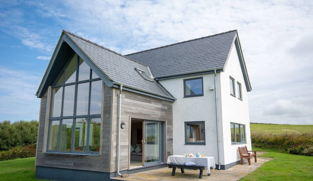 Ty Glan y Mor - sleeps 10 guests in 4 bedrooms
