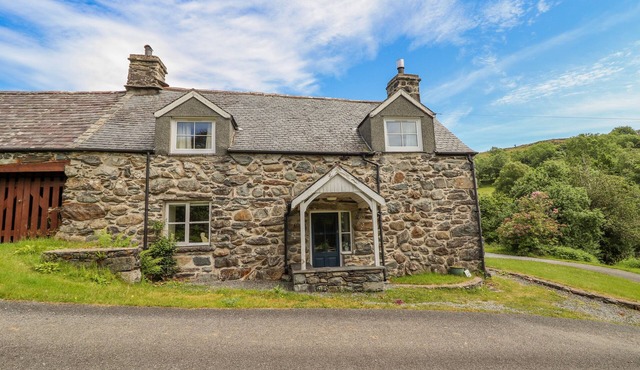 TY GLAN YR AFON, pet friendly, with open fire in Dolgellau