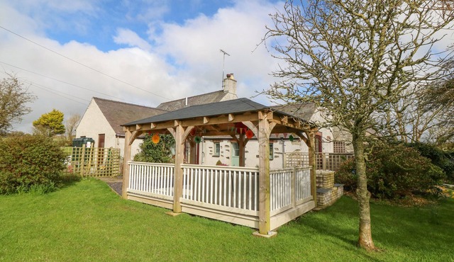 TY GWENNOL, pet friendly, with hot tub in Llanfaethlu
