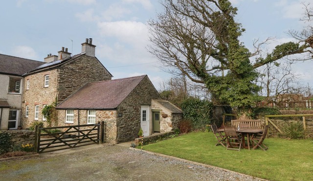 TY GWENYN, pet friendly, with open fire in Rhydwyn