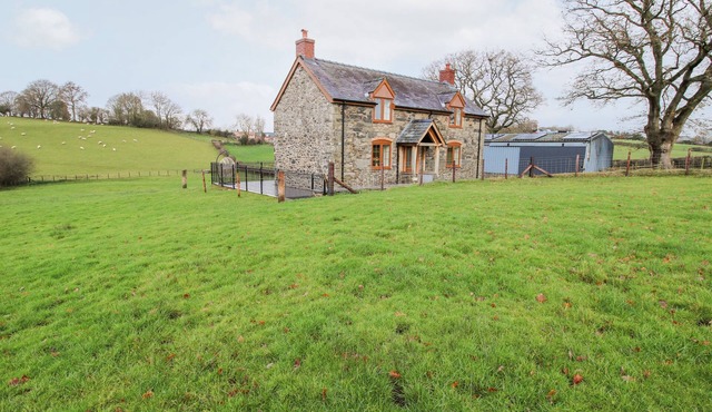 TY GWYN, pet friendly, with hot tub in Llanfair Caereinion