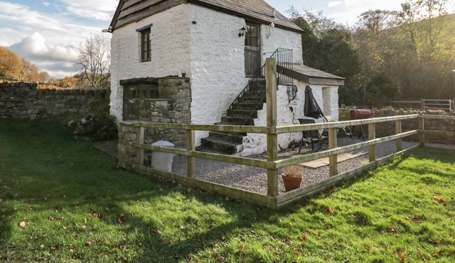 TY GWYN, with a garden in Abergavenny