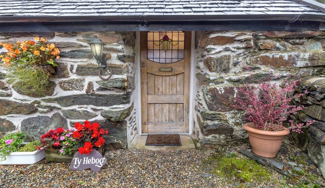 Ty Hebog: Cosy 17th Century Barn with Log Burner