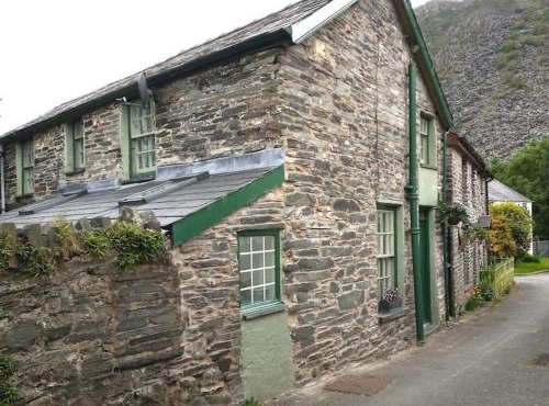 Ty Hen - Quirky Grade II Listed Cottage