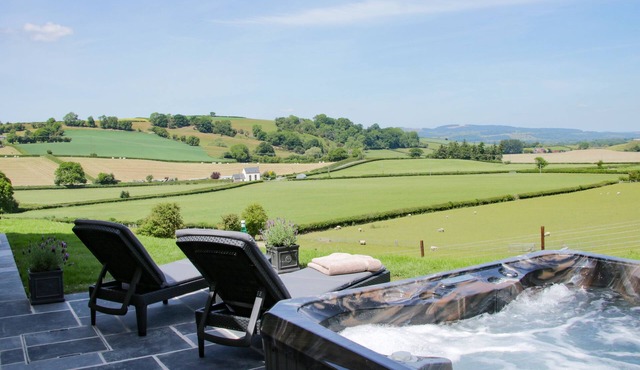 TY HIRAETH, family friendly, luxury holiday cottage in Montgomery