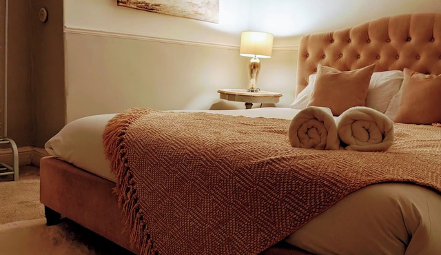 Ty Hiraeth nnA Charming Stay Steps Away from Caerphilly Castle!