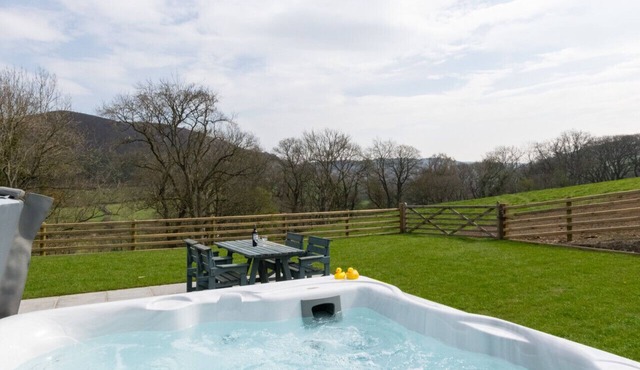 Ty Isa - Two Bedroom House, Sleeps 4