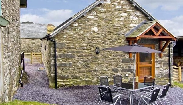 TY ISAF PENRHYDDION, pet friendly, with a garden in Betws-Y-Coed