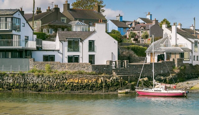 Ty Lawr - an on the beach that sleeps 8 guests in 4 bedrooms