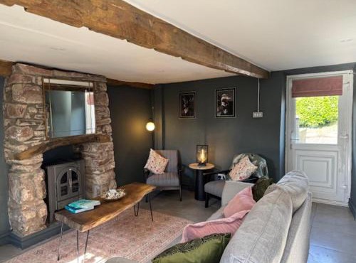 Ty Llaeth 2-Bed Cottage Sleeps 4 Pet Friendly