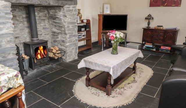 TY LLUGWY, romantic, character holiday cottage in Betws-Y-Coed