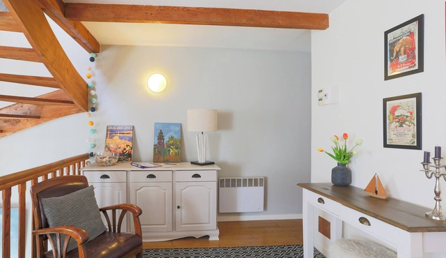 Ty Maen - Charming Holiday Apartment with Wi-Fi